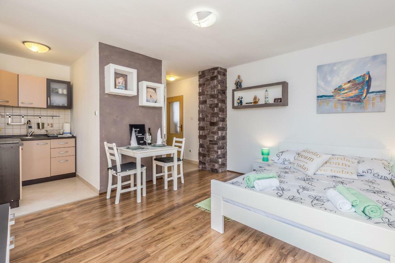 Апартаменти Studio Apartman Magdalena Омишаль Екстер'єр фото